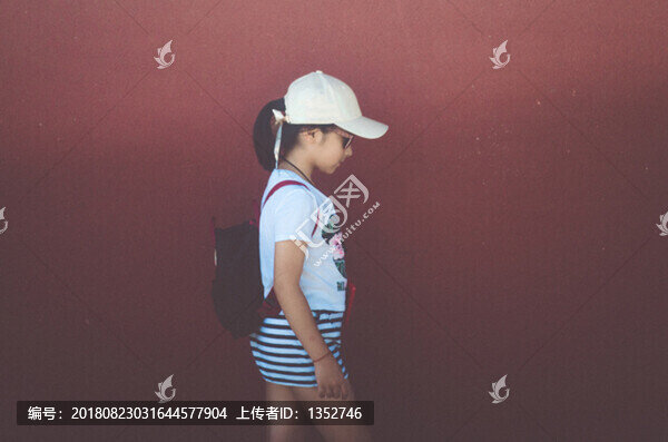 少女和紅墻