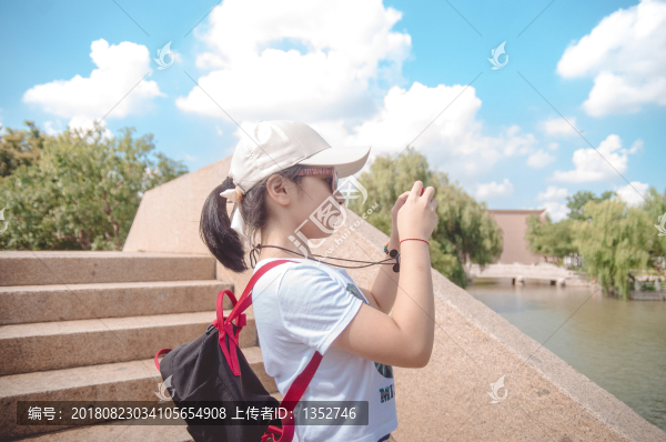 拿手機(jī)拍照的女孩