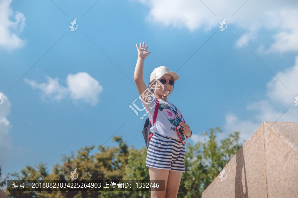微笑揮手的女孩