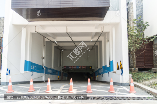 地下車庫入口