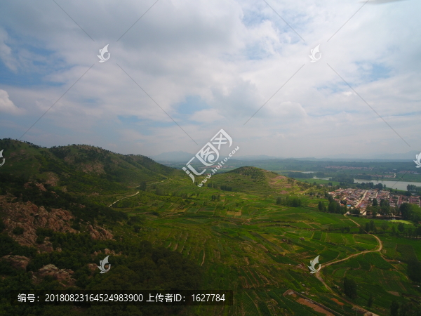 航拍北方山區(qū)農(nóng)村田園風(fēng)光