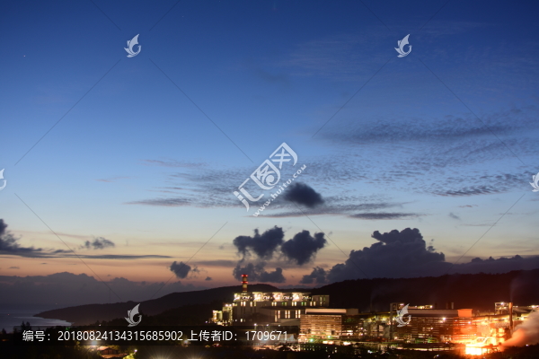 海邊煉鐵廠黃昏