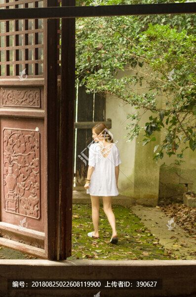 古宅美女背影