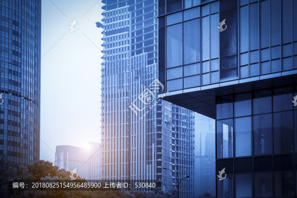 仰拍現(xiàn)代建筑摩天大樓