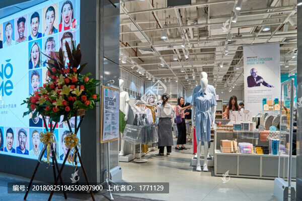 商場服裝店櫥窗