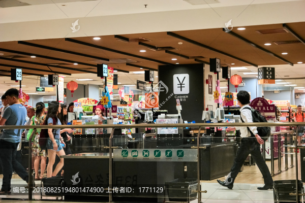商場(chǎng)服裝店櫥窗
