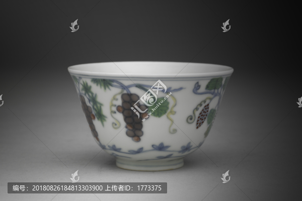 斗彩葡萄紋杯