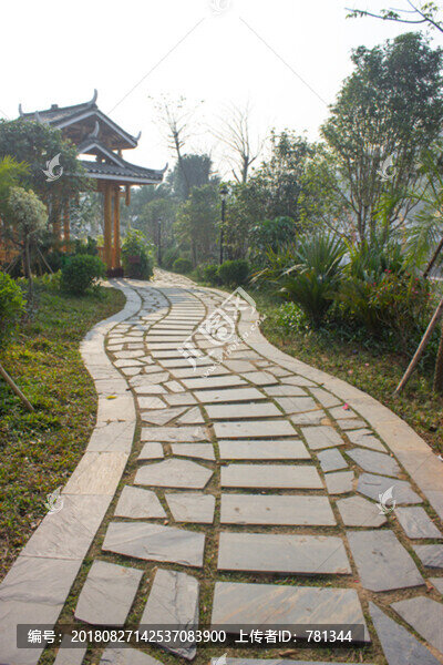 景區(qū)彎曲的石砌路