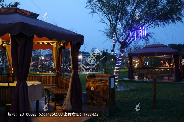 公園里帶帳篷的戶外餐桌