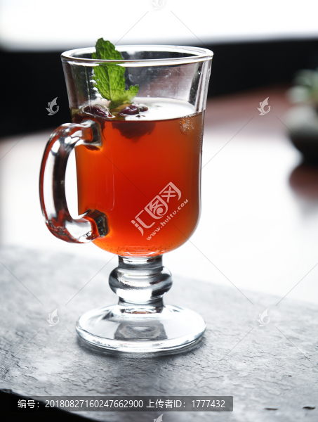 高腳杯里的鮮榨果汁