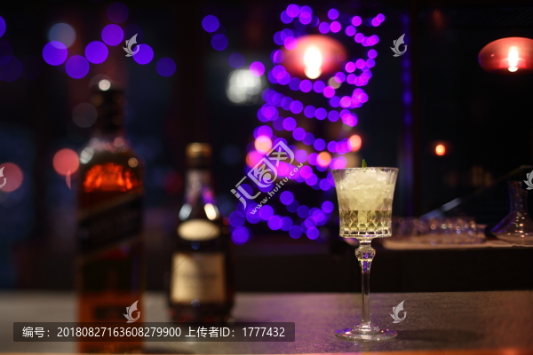 吧臺(tái)上的雞尾酒