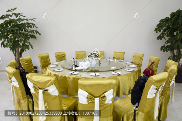 餐廳餐桌擺放