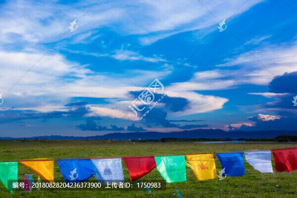 西藏藏族經(jīng)幡彩旗飄揚(yáng)