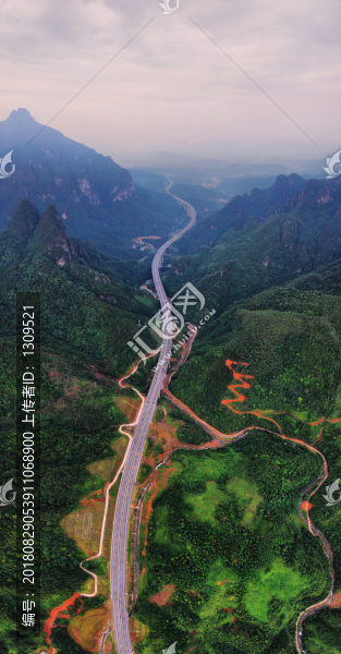 穿越山區(qū)的高速公路