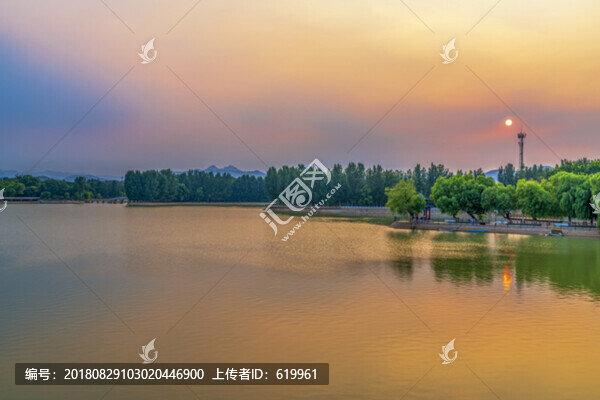 湖水晚霞