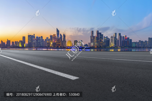 道路地面和杭州錢(qián)江新城摩天大樓
