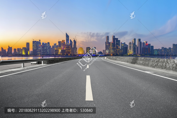 道路地面和杭州錢江新城摩天大樓
