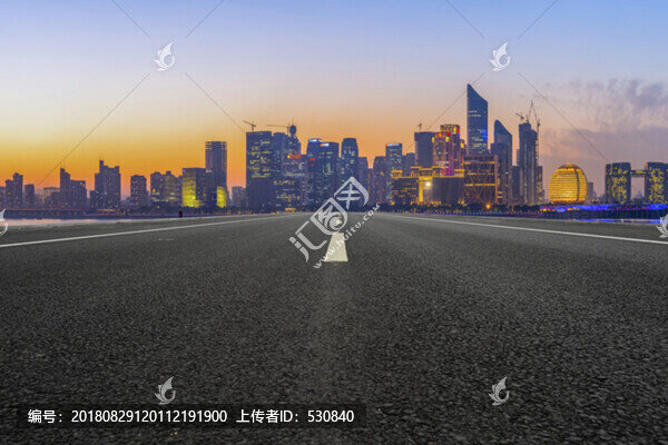 道路地面和錢江新城天際線