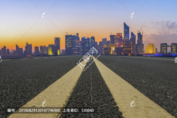 道路地面和錢江新城天際線
