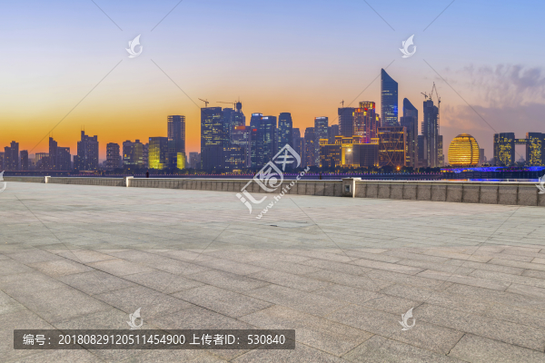 道路地磚和杭州現(xiàn)代建筑群