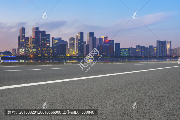 道路地面和杭州現(xiàn)代建筑群