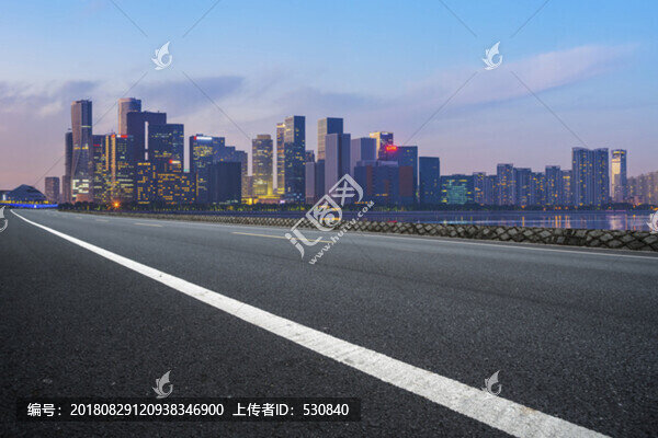 道路地面和杭州現(xiàn)代建筑群