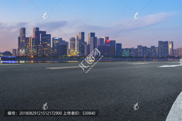 道路地面和杭州現(xiàn)代建筑群