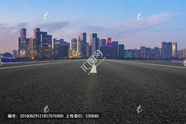 道路地面和杭州錢江新城天際線
