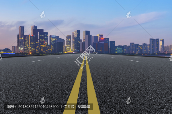 道路路面和杭州錢江新城現(xiàn)代建筑