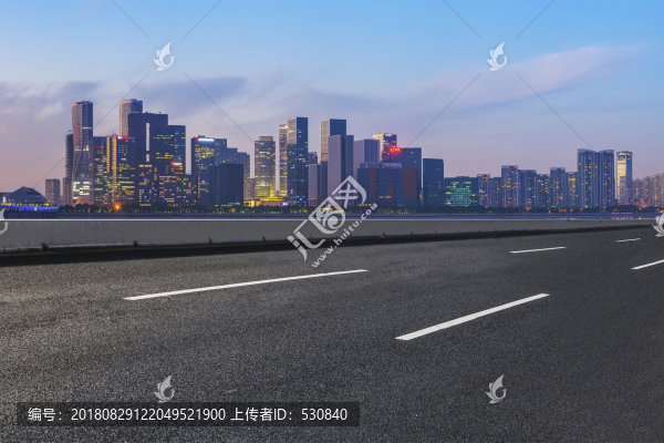 道路路面和杭州錢江新城現(xiàn)代建筑