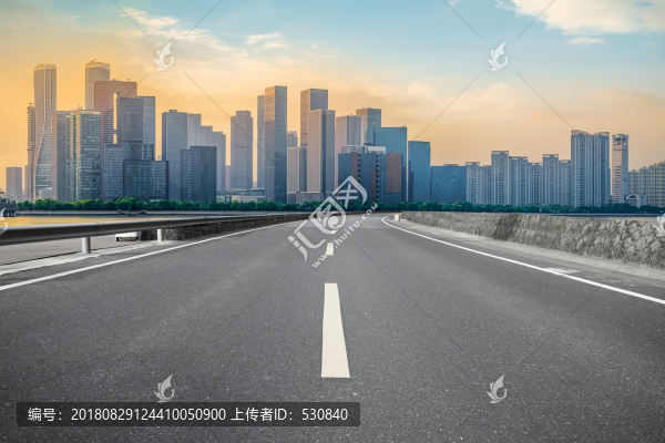 道路地面和杭州錢江新城摩天大樓