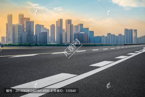 道路地面和杭州錢江新城摩天大樓