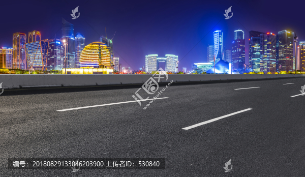 道路路面和杭州錢江新城現(xiàn)代建筑