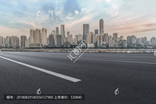 道路路面和重慶現(xiàn)代建筑群