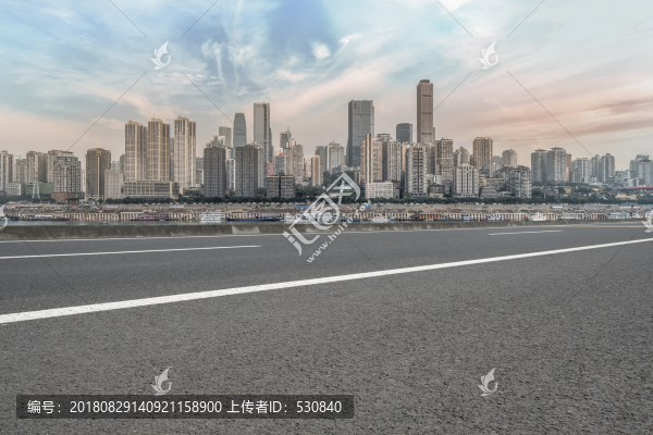 道路路面和重慶現(xiàn)代建筑群