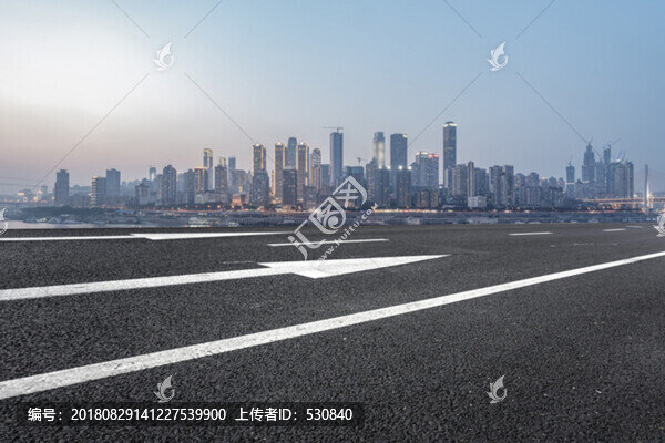 道路路面和重慶現(xiàn)代建筑群