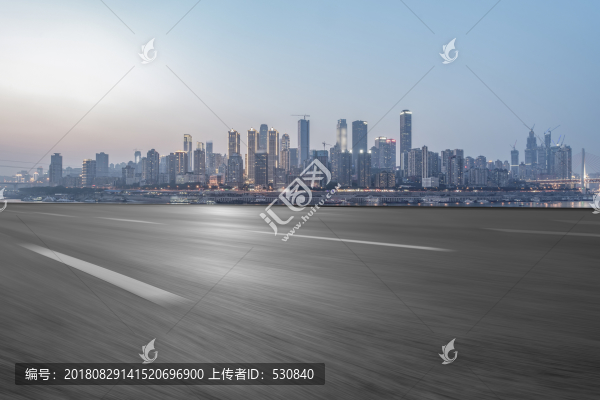 道路路面和重慶現(xiàn)代建筑群