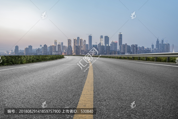 道路路面和重慶城市建筑天際線