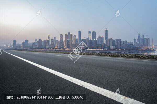 道路路面和重慶城市建筑天際線