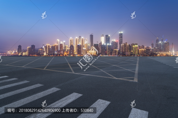 道路路面和重慶城市建筑天際線