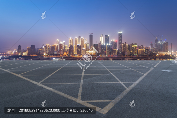 道路路面和重慶城市建筑天際線