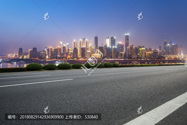 道路路面和重慶城市建筑天際線