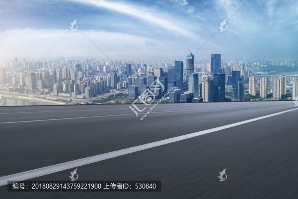 道路路面和重慶城市建筑天際線(xiàn)