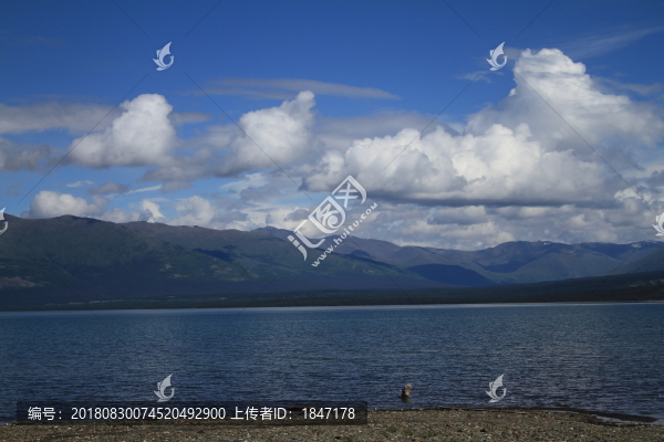 藍(lán)天白云湖泊