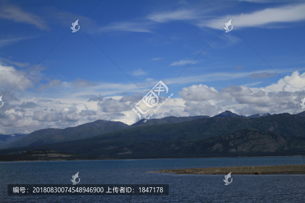 藍(lán)天白云湖泊