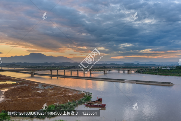 晚霞峨眉山大渡河高速公路大橋
