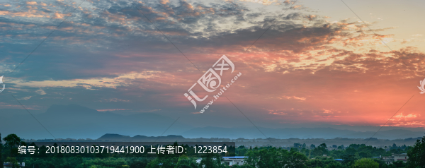 寬幅晚霞峨眉山