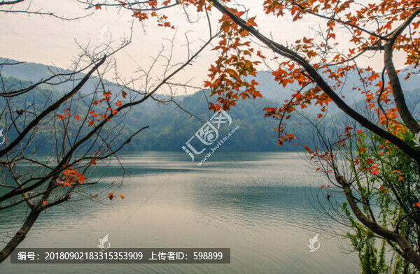 紅葉湖泊美景