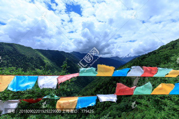川西風光藍天白云經幡
