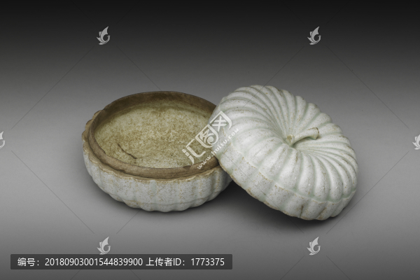 青白瓷菊瓣盒底印段家盒子